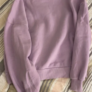 Lila sweatshirt!💜 - Säljer denna fina sweatshirt från gina tricot💜 Strl S men passar allt från S-Xxs💖 Köpte för 259 Säljer för 80! Använd men absolut bra skick💜