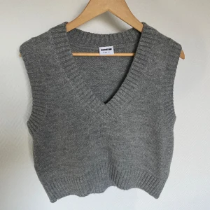 Grå Stickad Väst - Grå stickad väst som man kan ha över skjorta, eller bara så. Köpt från Vero Moda och enbart använd fåtal gånger, är i bra skick. Den är i str s men passar även perfekt för de som har xs också. ❤️