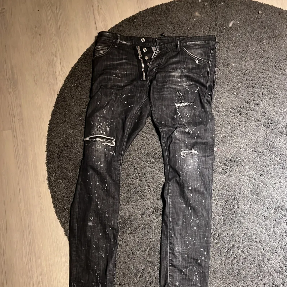 Svarta dsquared 2 jeans i storlek 48, säljes för att jag bytt stil. Pris går att diskutera. Inte använda mycket. Skick 9/10. Jeans & Byxor.