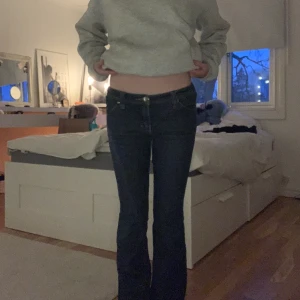 jätte fina lågmidjade jeans 💕 - Säljer dessa jätte fina lågmidjade jeans med tryck på fickorna, passar någon mellan 155-160, hör av dig vid intresse!