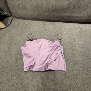 Topp - Lila topp, aldrig använd. Priset kan diskuteras 