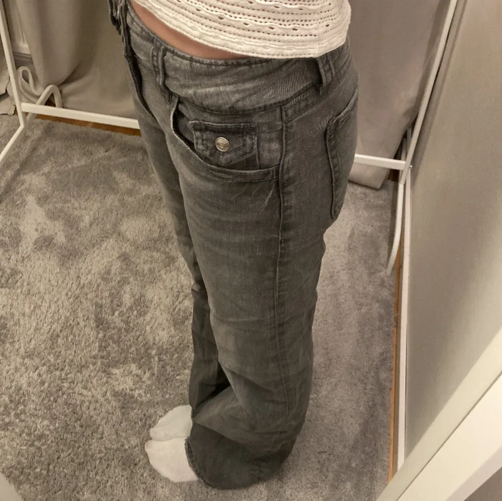 Ett par jättefina gråa bootcut jeans ifrån gina young. Är i strl 164 och passar mig som vanligtvis har 34 och är 165 cm lång. Använda fåtal gånger och är som nya. Säljer eftersom att jag har så många byxor.💓. Jeans & Byxor.