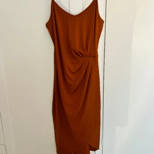 Rost/brun klänning strl s - Använd en gång, nyskick 