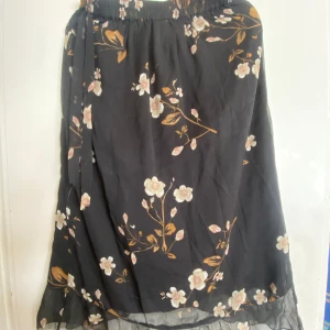 Långkjol - En fin långkjol från vero moda som jag knappt använt✨ Kan skicka fler bilder om någon är intresserad!