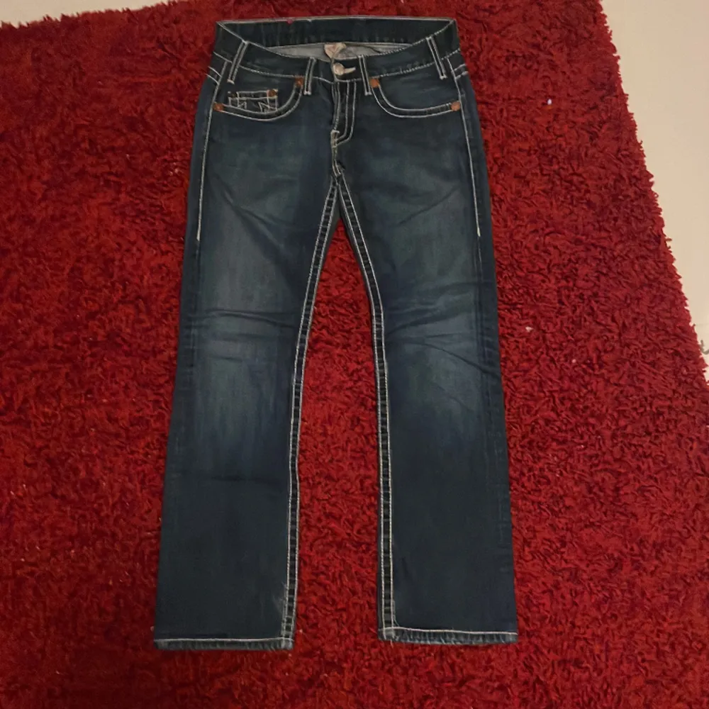 Blåa mid/lowrise straight leg true religion jeans som jag inte använder längre, Väldigt bra skick!. Jeans & Byxor.