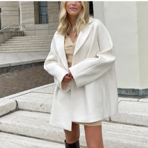 Vit kappa - Jättefin kappa från Moa Mattssons gamla kollektion, Använd cirka 10 gånger men i fint skick