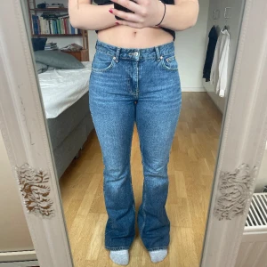Bootcut jeans! - Säljer dessa jättefina midrise mörkblå jeans i storlek 36! De sitter jättefint där uppe och i rumpan men säljer dom för att dom tyvärr är för långa för mig. De är från Gina och har använts några få gånger så är i bra skick!😚