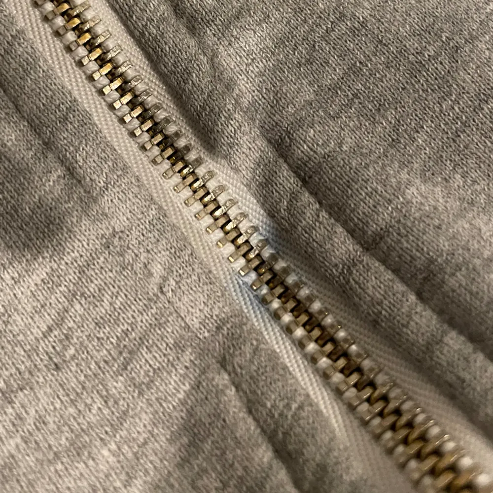 En skön chill grå zip hoodie från lager 157 som jag har haft men ej kommit till användning. De har en lite skada vid armen. sen är de en liten blå fläck vid dragkedja🙌🏽. . Tröjor & Koftor.
