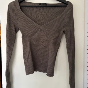 Topp Gina Tricot  - Brun tröja från Gina Tricot. Köpt på Vinted för 100kr men jag missade att den hade en liten skavank varav jag säljer vidare. 