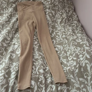 Beiga ribbade träningsbyxor med v-ring - I bra skick 