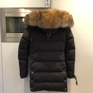 Hollies vinterjacka  - Säljer min Hollies vinterjacka i storlek 38, men du kan även ha den om du har 36. Den är i jättefint skick och väldigt lite använd 