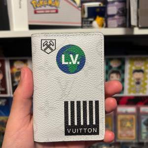 Louis Vuitton Pocket Organizer från Martin Luther King kollektionen. Plånboken är oanvänd och kommer med box, dustbag samt kvitto.
