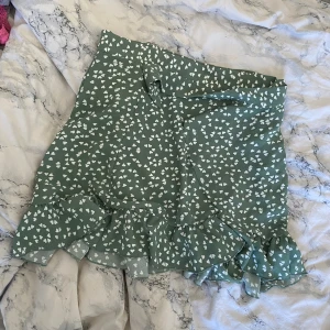 Kjol - Helt ny omlott kjol. Storlek M