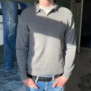Ralph lauren tröja  - En fet Ralph lauren tröja som är i riktigt bra skick! Killen i bilden är 186 men passar 170+