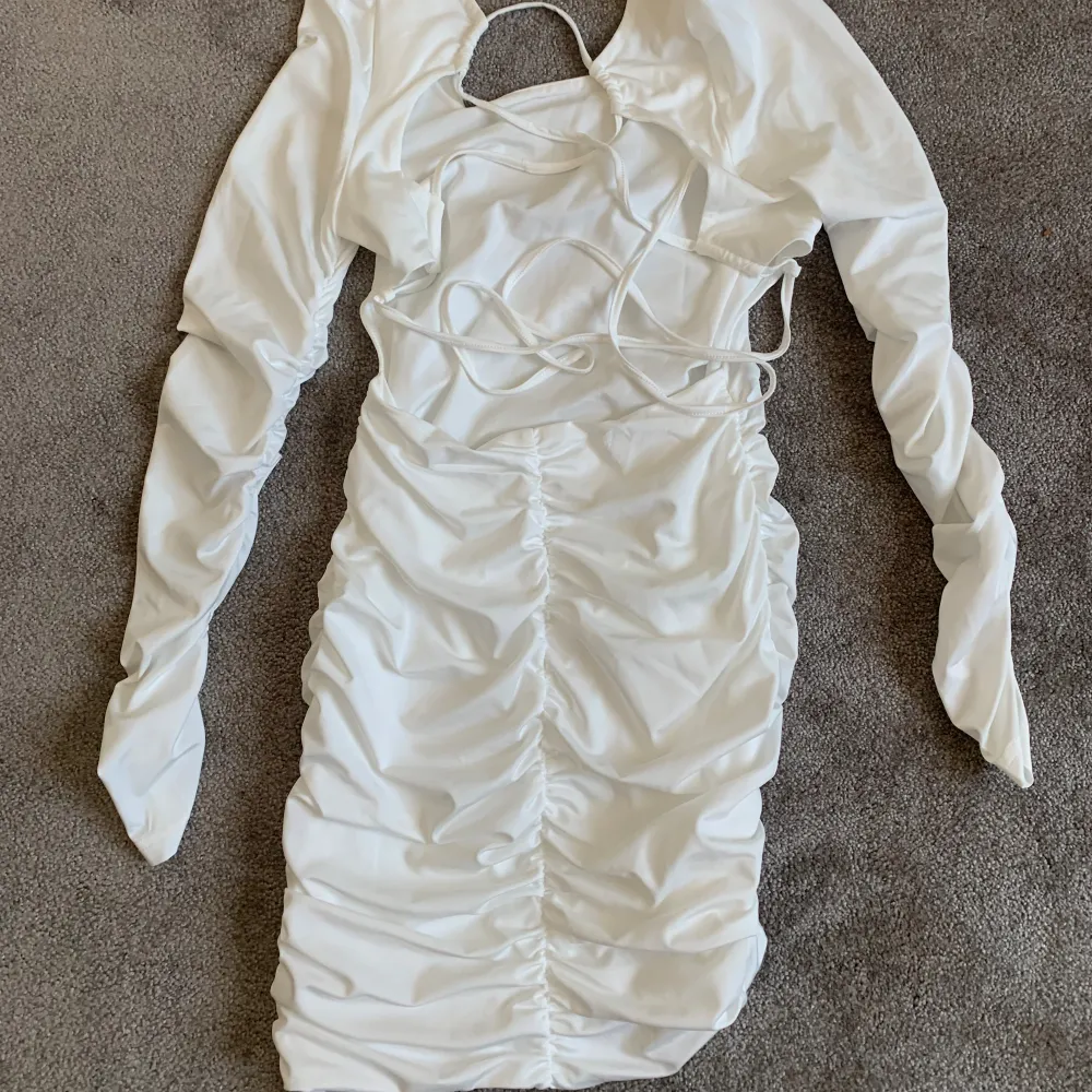 Säljer denna helt nya vita klänningen från Shein då den inte kommer användas! Superfin till sommaren eller student tex 😊 nypris är 200 kr, den har fortfarande lappen kvar och jag är 155 cm för referens! . Klänningar.