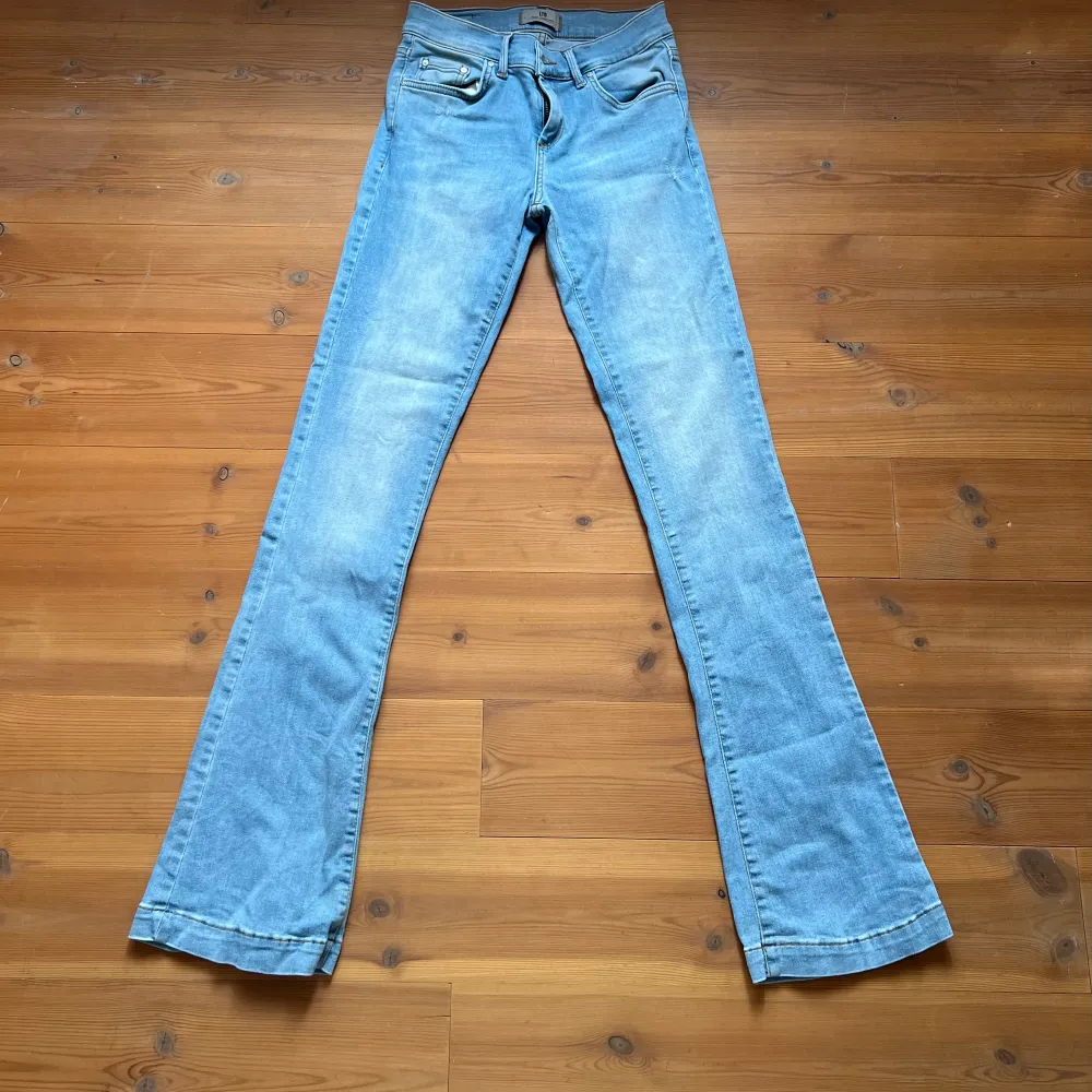 Helt nyköpta, oanvända jeans från LTB med prislappen kvar. Köpta för ca 1000 men var alldeles för små i storleken och har därav legat i garderoben i typ tre år. Superfin tvätt och bra kvalitet 🎂. Jeans & Byxor.