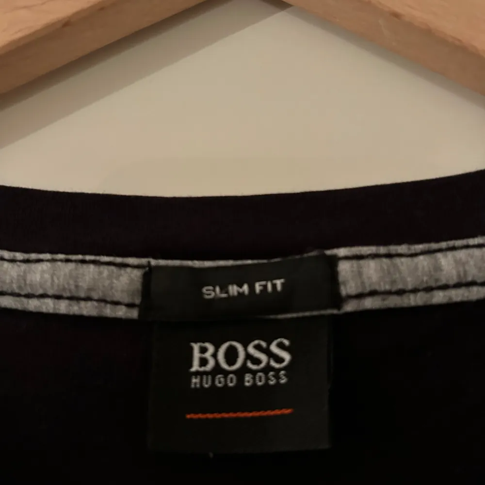 Hugo Boss kortärmad tröja, slim fit.  Svart Strl. M Pris 150 kr. T-shirts.