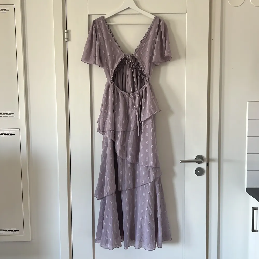 Oanvänd klänning från Asos i storlek 34 men den är stor i storleken så skulle säga att den passar 36 också.  Slutsåld på Asos hemsida där nypriset ligger på 740kr.. Klänningar.