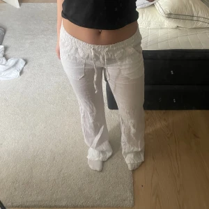Linnebyxor  - Intresskoll på dessa skit snygga lågmidjade  linnebyxorna ifrån Chelsea i storlek M men sitter som S-Xs 💗 har inga stora defekter förutom att dom är lite smutsiga nere vid fötterna då dom är för långa för mig men inget som märks
