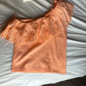Volang tröja från zara - Super fin oanvänd blus från zara i aprikosfärg. Har en likadan så därav säljer jag denna i storlek 164.