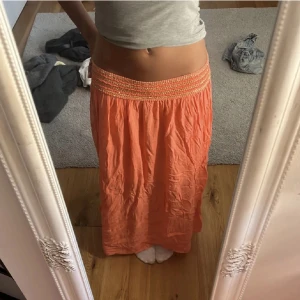 Långkjol - Jättesnygg långkjol jag köpt här på plick, tyvärr för kort på mig som är 165cm, så rekommenderar att nån som är runt 160cm att köpa om man vill att den ska nå till marken! I verkligheten är den mer neonrosa🩷 stretchig i midjan! (Lånad första bild)