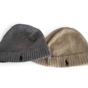 2pack Ralph Lauren mössor - Hejsan. Säljer två mössor ifrån ralph lauren  Mössorna är endast använda ett fåtal gånger och är i väldigt bra skick. Storleken på Mössorna av i onesize, vilket gör att det bör passa dem flesta  
