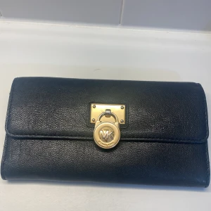 Michael Kors portmonnä svart  - Michael Kors plånbok med guld lås jättefin rymlig , svart plats för kort , sedlar och mynt 