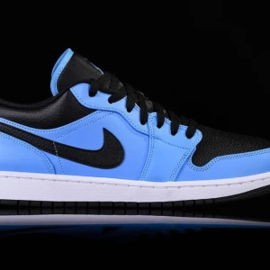 Jordan 1 low university blue - Säljer mina knappt använda i storlek 47.5  använda kanske 10 gånger anledning till bilden från google är för att jag inte har någon bild på dem och är ej hemma när jag lägger upp detta köptes i london för 1500kr cresse skydd kan fås med.