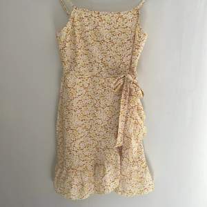 Gulblommig klänning från shein i storlek S. Fint skick💛