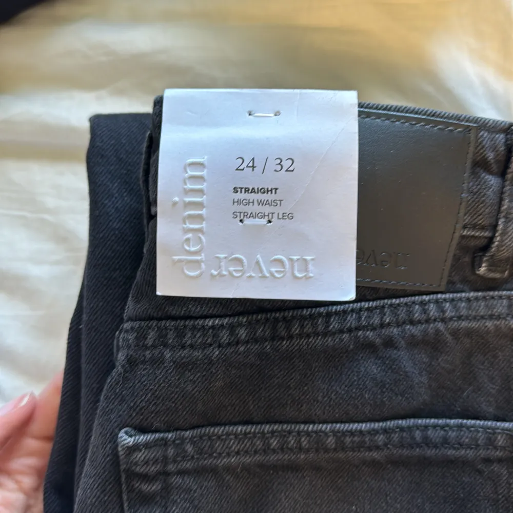 helt nya 90’s straight jeans från bikbok passar toppen i längden på mig som är 174cm😍 nypris 599kr, säljer då jag har 5 andra par som går varmt här🤭. Jeans & Byxor.