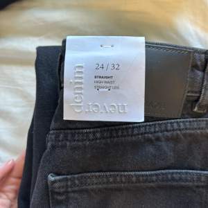 helt nya 90’s straight jeans från bikbok passar toppen i längden på mig som är 174cm😍 nypris 599kr, säljer då jag har 5 andra par som går varmt här🤭