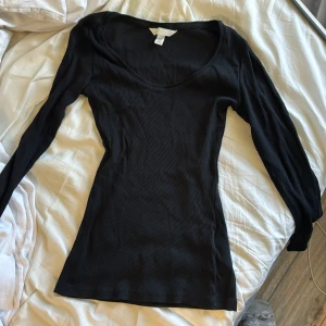 tröja / topp - superfin ribbad topp / tröja som tyvärr blivit för liten för mig🥹 u-ringning som sitter som en smäck!  