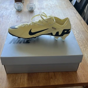 Nike zoom vapor 15 EL AG PRO Lemonade/black - Nike fotbollskor storlek 44 aldrig använda utan helt nyköpta. Boxen finns kvar och det är inga skador på skon. Vid frågor är det bara att höra av sig. Nypris är 3149 KR och jag säljer för 2299
