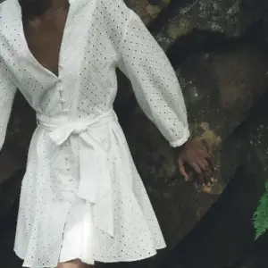 Jättesnygg vit klännng från zara som är slutsåld i xs och s!! Endast testad och har prislappen kvar💗💗storlek xs men passar även s