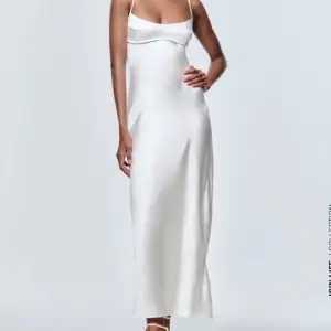 Säljer mina vita satin klänning ifrån zara, finns inte att köpa längre, OBS den är lite sliten vid brösten(skriv gärna privat för bild)