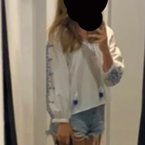 Vit blus - Jätte fin vit blus med blåa detaljer💕 Använt fåtal gånger med inga täcken på användning! Priset är diskuterbart💕💕