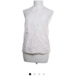 Topp med öppen rygg - Säljer den a topp köpt på Sellpy från NA-KD, den var för stor super fin😍😍