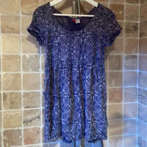 En kort klänning i fint blåvitt mönster