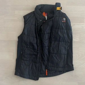 Parajumper väst  - Hej säljer nu min fina parajumper väst då den blivit för liten. Storlek L. 10/10 skick.