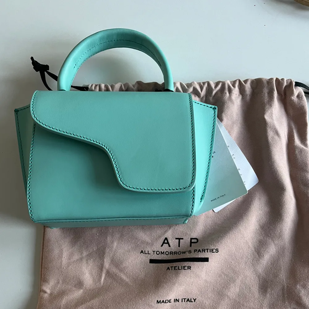 Säljer denna jätte finna ATP väskan 💘💘 färgen går inte att köpa på hemsida💘 oanvänd med taggen kvar köpte för 3600kr 💘 kontakt vid prisförslag 💘 . Väskor.