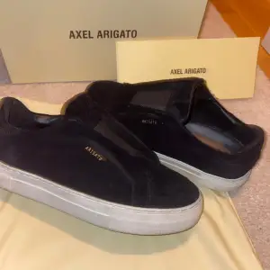 Super snygga arigato skor säljes till ett schyst pris! säljes då jag inte använder dom längre. Storlek 42 | Skick 9/10 | Allt original fås med såsom box, dustbag mm. Är intresserad av byten!!