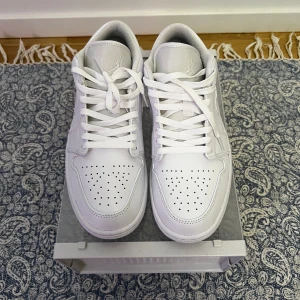 Air Jordan 1 Mid White - Säljer dessa för de inte passar mig så bra. Dom är lite använda  Storlek: 43 EU  Köpte från Nike Det är kvinnoskor så de kommer vara lite mer tajta än mänskor