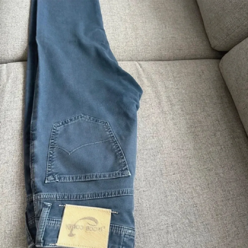 Trendiga Jacob Cohen jeans som ej blivit använda en hel del. Storlek 31 och detta är modell 688 slimfit. Hör av vid funderingar! Nypris 5000 mitt pris 850!STEAL!. Jeans & Byxor.