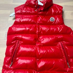 Moncler Tib Down Galet väst  - Hej, jag säljer min väns Moncler Tib Down Galet väst i storlek 14y/xs. Mycket fint skick: 9/10 självklart äkta köpt på monclers sida har också ett online kvitto på beställningen, för mer info och bilder kom privat. Nypris: 5375kr mitt pris: 3500kr