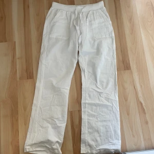 Linnebyxor - Superfina linnebyxor som tyvärr är för små för mig. Storlek S. Skriv om du undrar något!