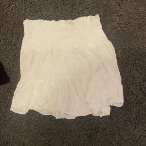 Volangkjol - Jättefin volangkjol som också är jättefin som topp. Köpt förra året men den är knappt använd💕🥰