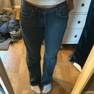 Vintage Levis jeans som tyvärr är för små för mig, köpta secondhand men i fint skick, står storlek 28/32 men skulle säga att dom kanske är 25/32 som en xs🤍