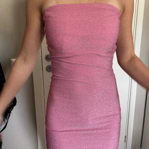 Säljer denna jätte söta glittriga klänning!!🩷 Aldrig använd & är i helt nyskick!💘💘 skriv för fler bilder och info☺️