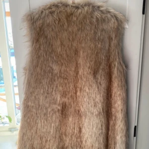 Cool pälsväst - Säljer denna så coola fake pälsvästen som är så skön och i gott skick💗