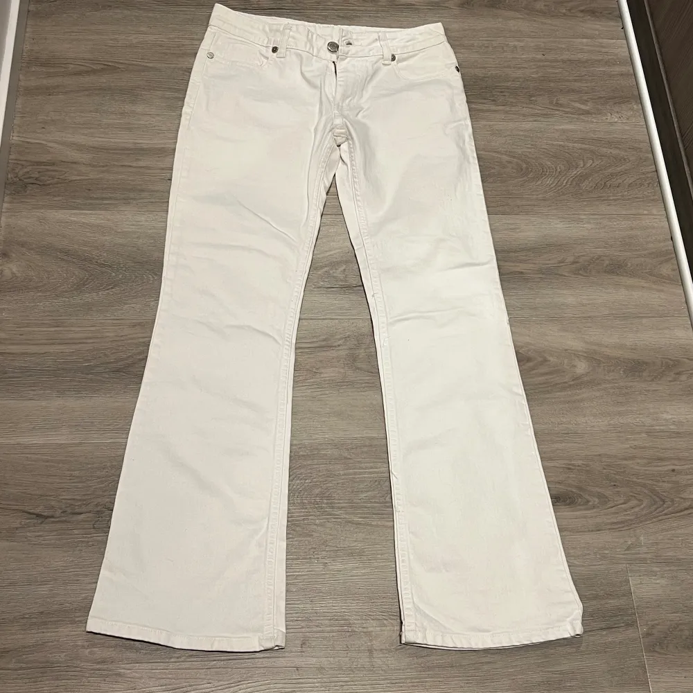 SÅ SNYGGT från Victoria Beckham, jeansen är bootcut. Ny skick 📐Midjebredd är 38 cm och innerbenlängd är 78 cm📐Jämför måttet hos dina jeans hemma🫶🏻. Jeans & Byxor.